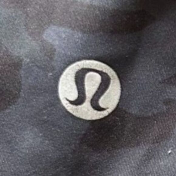 Lululemon Fast and Free Camo Bike Shorts, Pockets, Size 2 - Picture 4 of 6